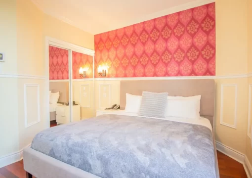 1 Bedroom Suite – 1 King Bed + 1 Queen Sofa Bed