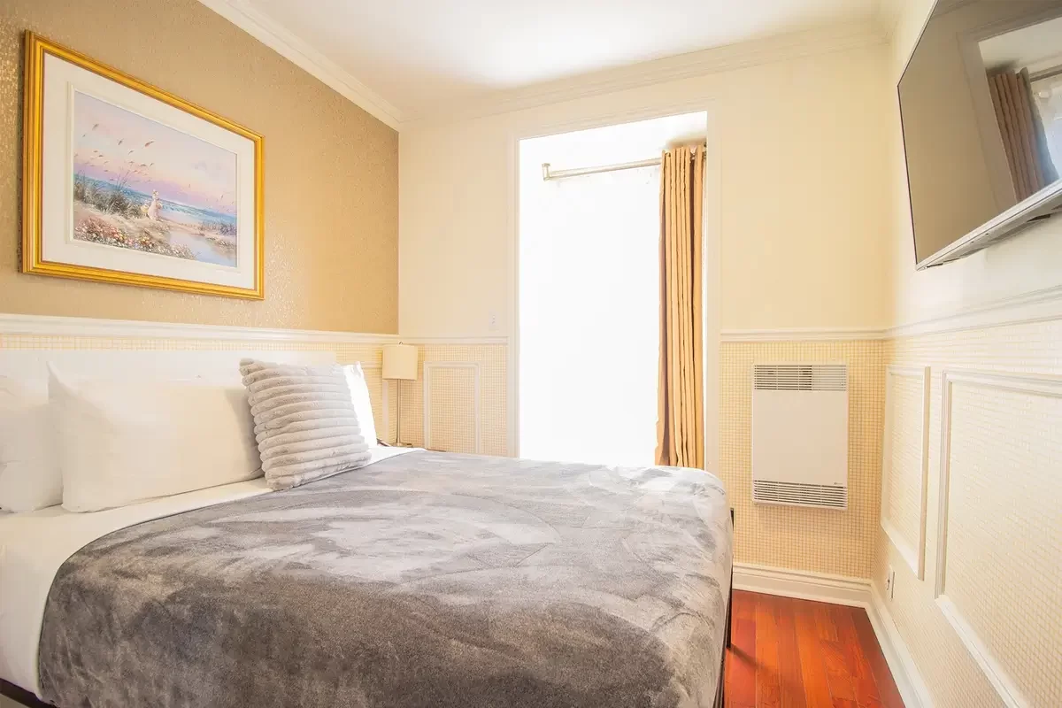 1 Bedroom Suite – 1 Queen Bed +1 Queen Sofa Bed
